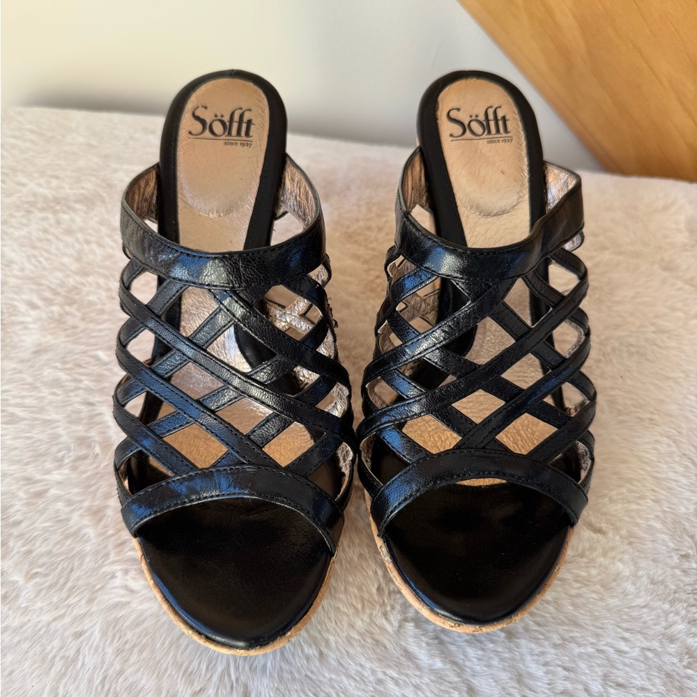 Sofft Women's Black Crisscross Sandals